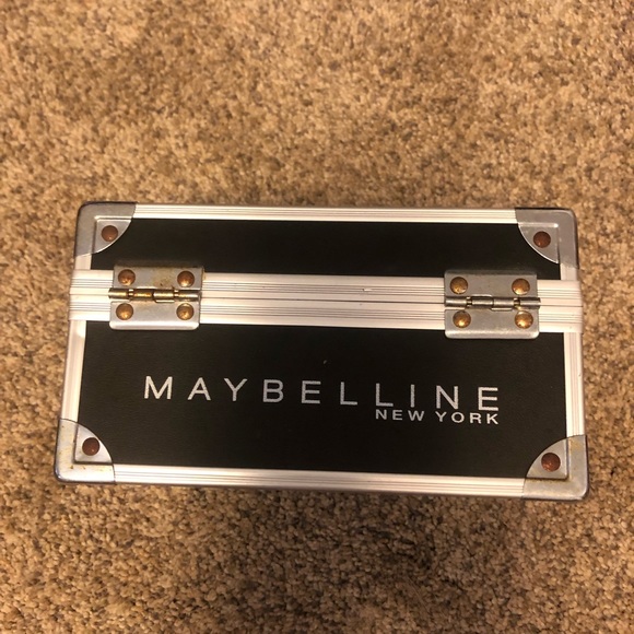 Maybelline makeup box. Used in good condition. - Picture 4 of 4